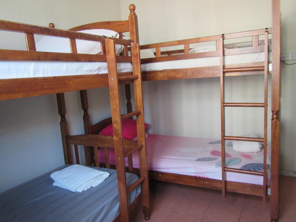 Sensi Backpackers Hostel コタキナバル エクステリア 写真
