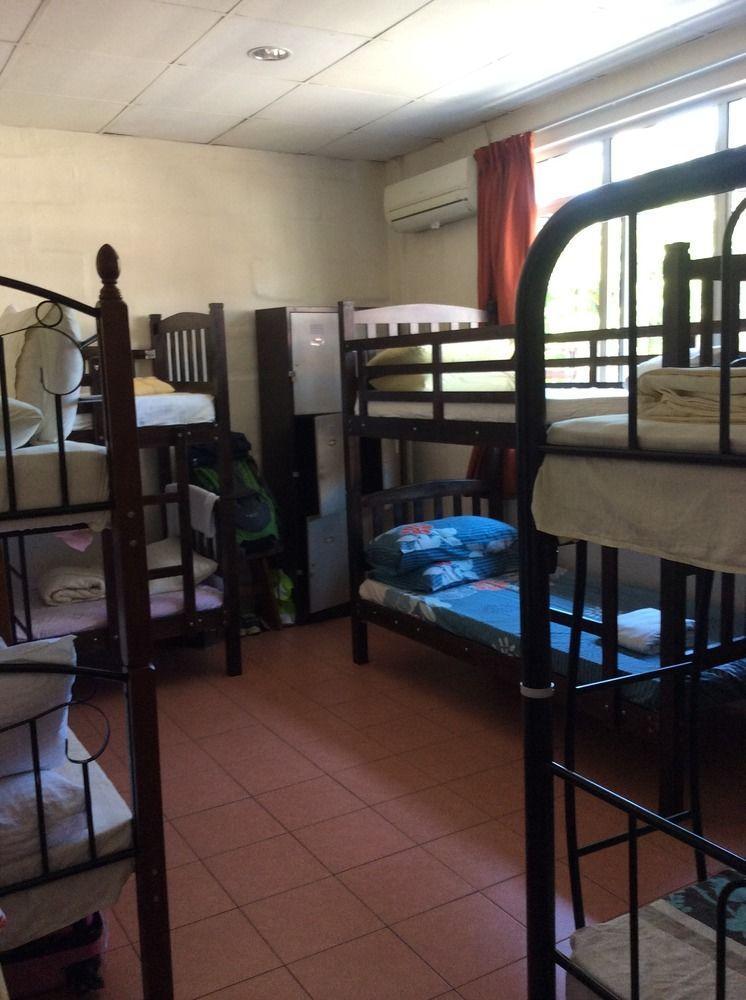 Sensi Backpackers Hostel コタキナバル エクステリア 写真