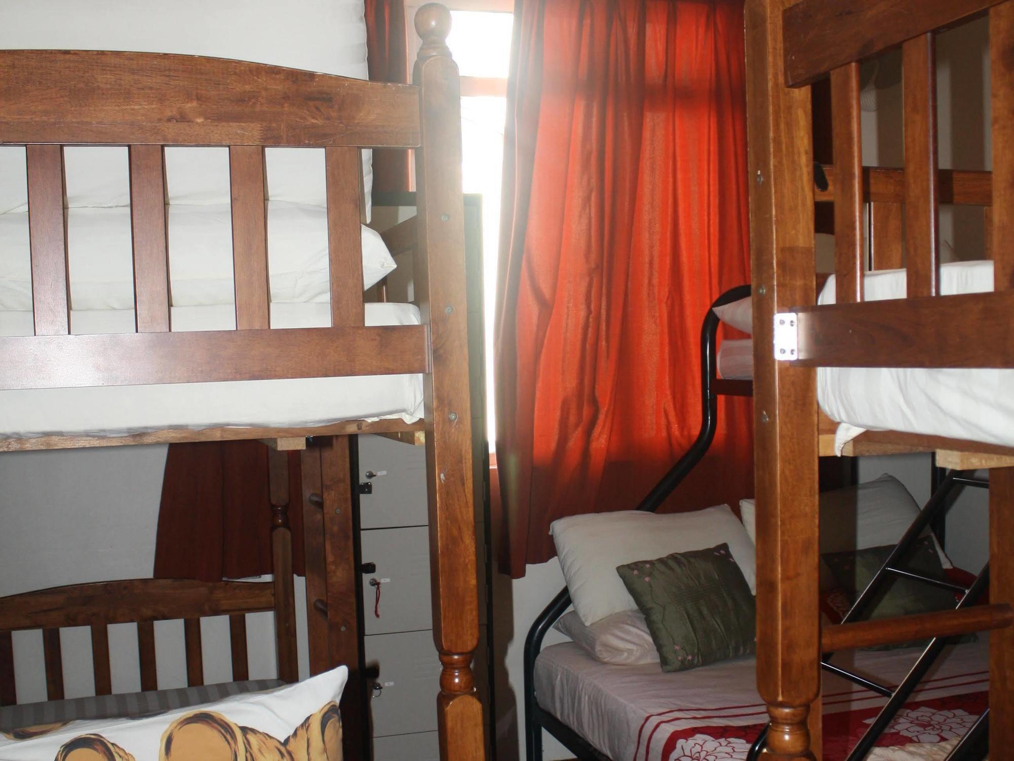 Sensi Backpackers Hostel コタキナバル エクステリア 写真