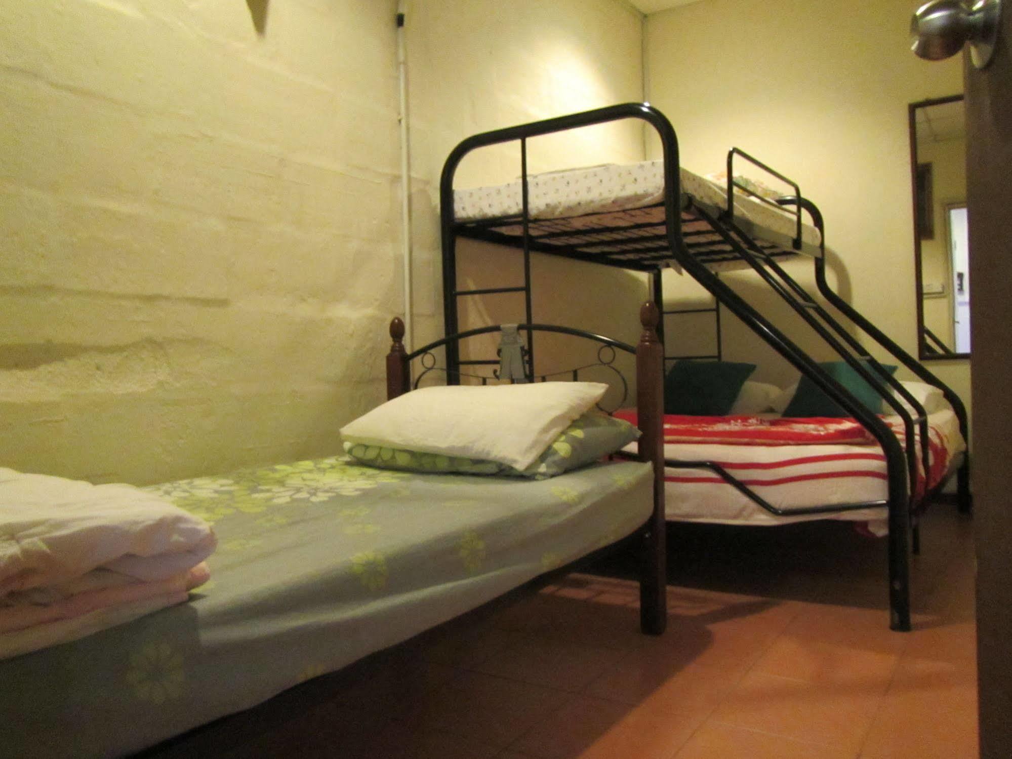 Sensi Backpackers Hostel コタキナバル エクステリア 写真