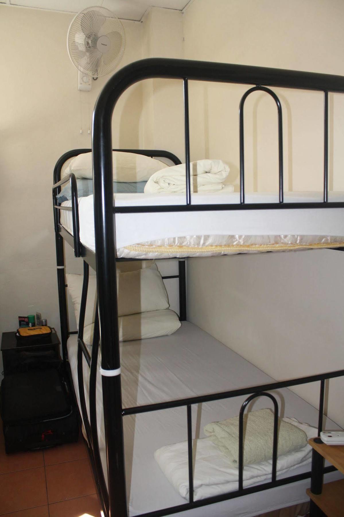 Sensi Backpackers Hostel コタキナバル エクステリア 写真