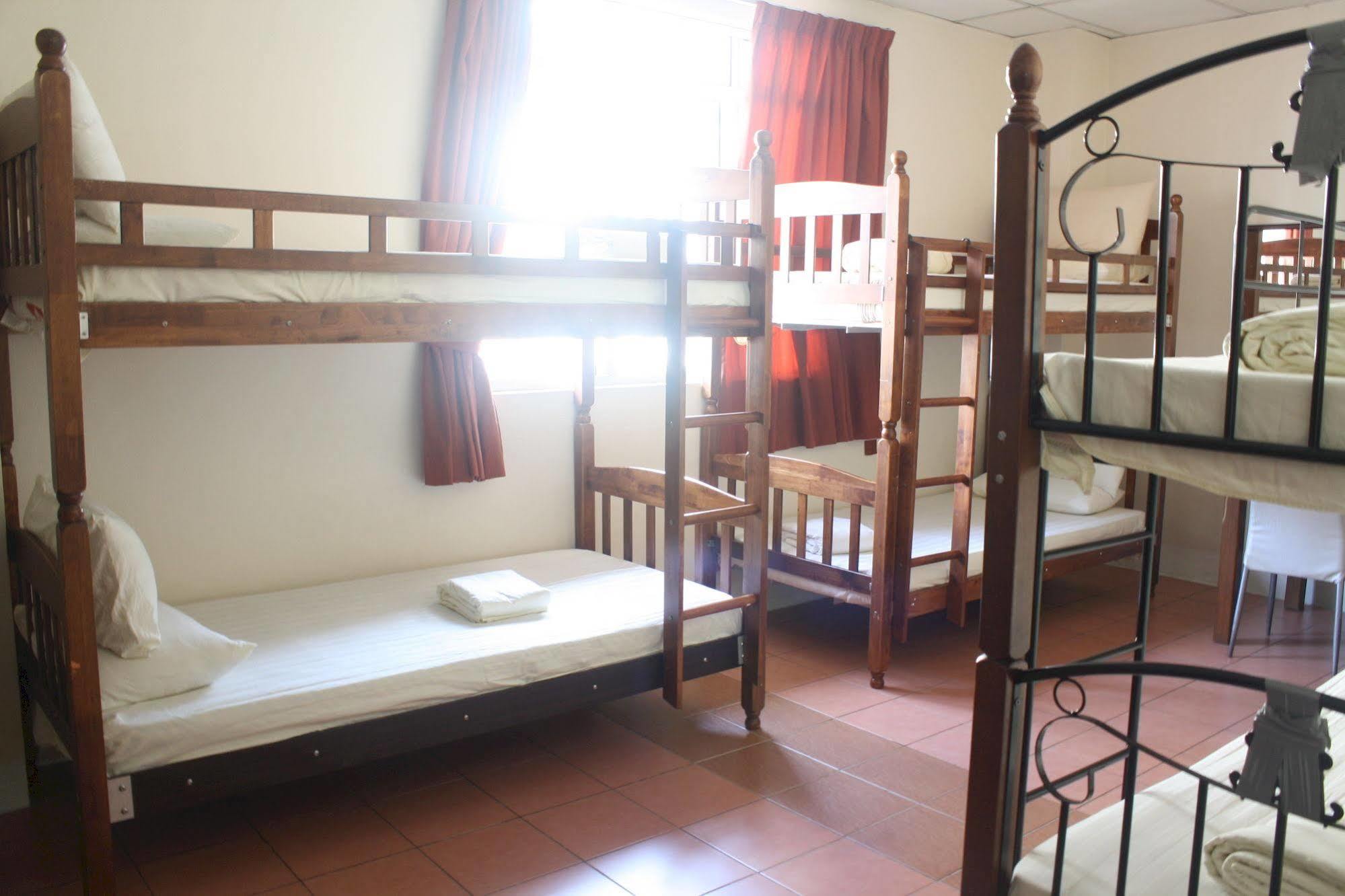 Sensi Backpackers Hostel コタキナバル エクステリア 写真
