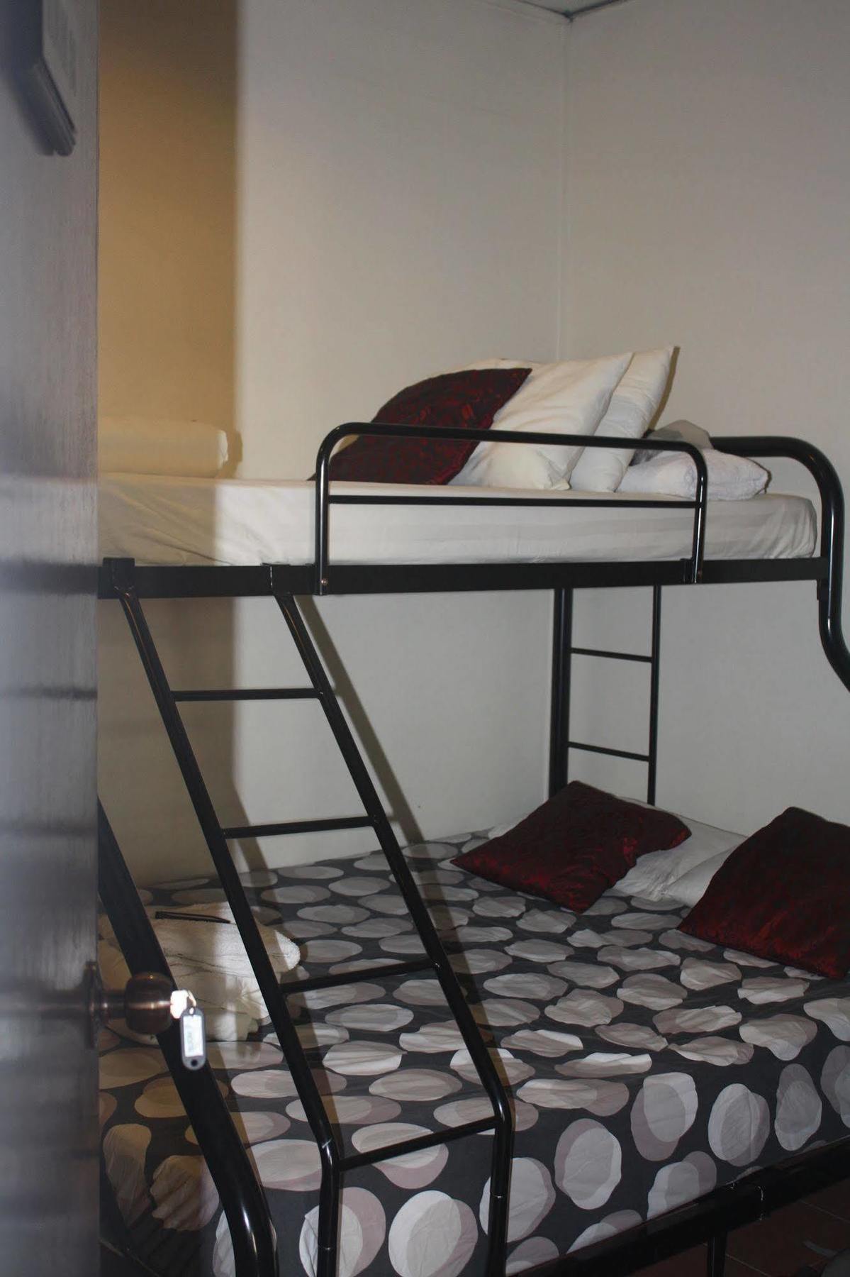 Sensi Backpackers Hostel コタキナバル エクステリア 写真