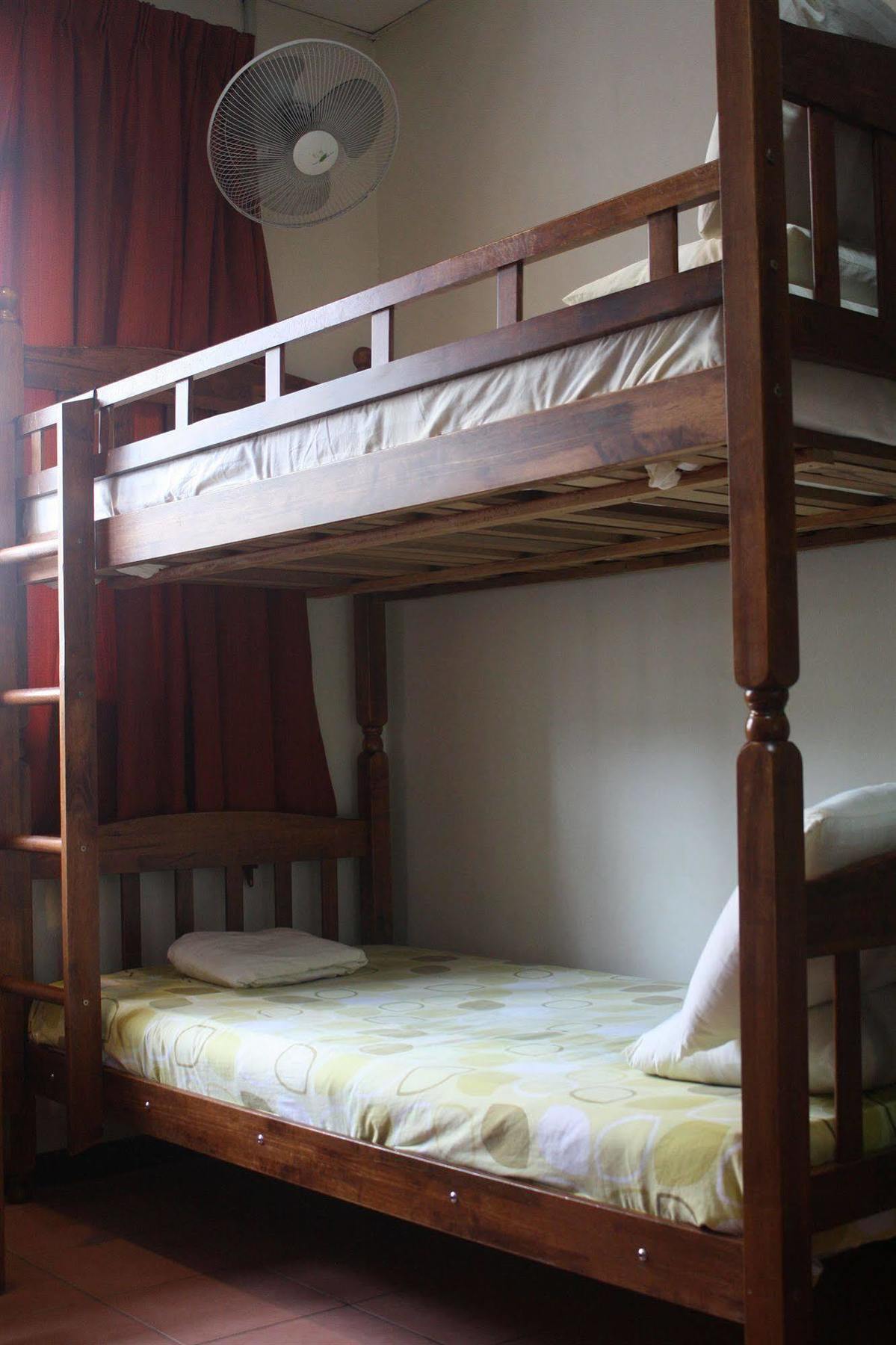 Sensi Backpackers Hostel コタキナバル エクステリア 写真