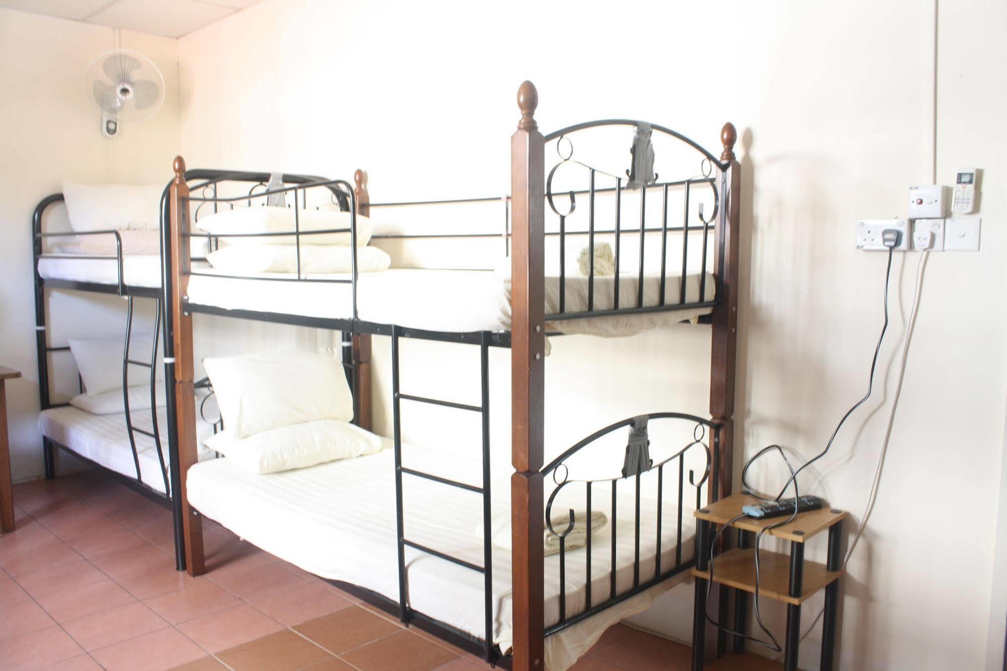 Sensi Backpackers Hostel コタキナバル エクステリア 写真