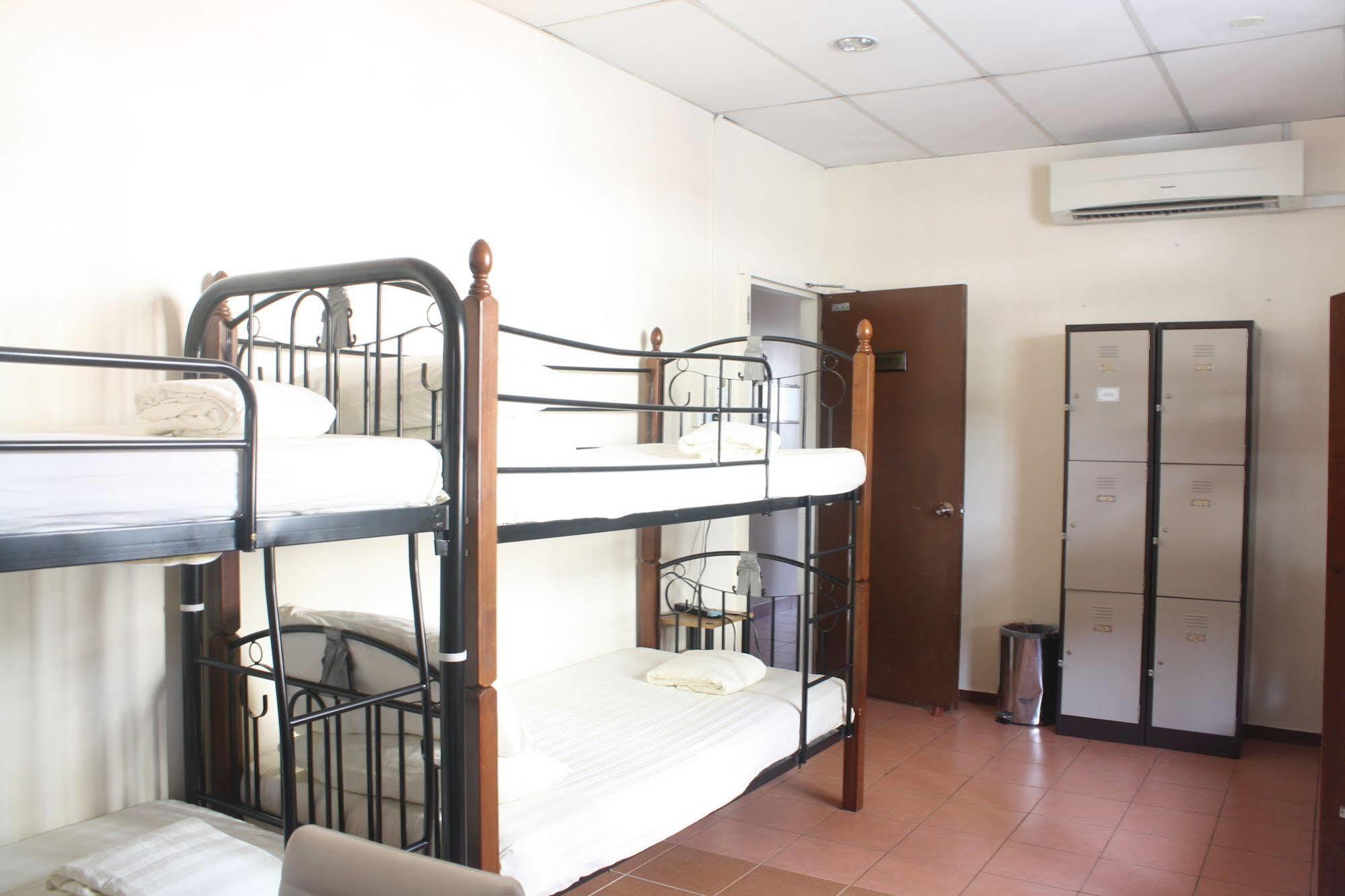 Sensi Backpackers Hostel コタキナバル エクステリア 写真